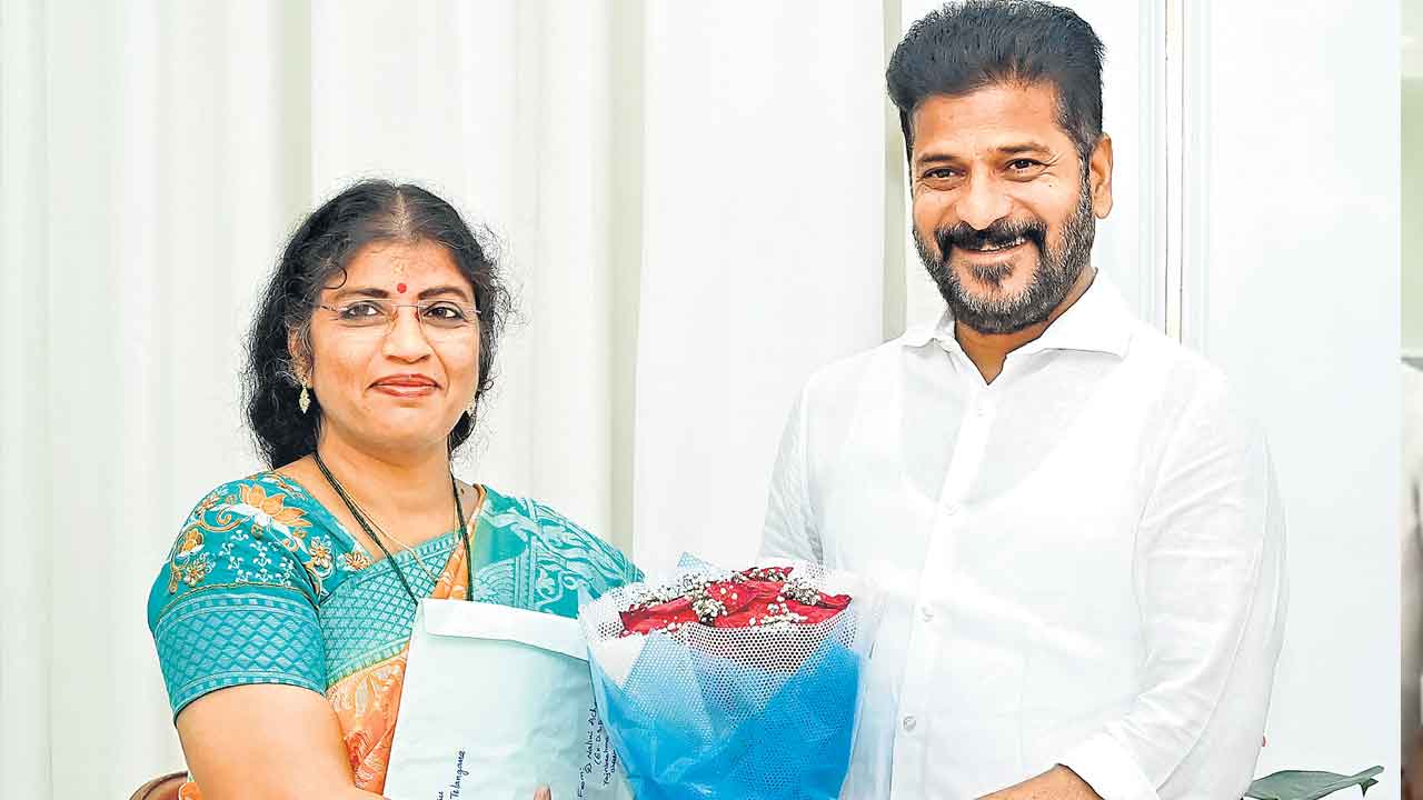 DSP Nalini | నవమి నాటికి తేల్చకపోతే సజీవ సమాధి అవుతా.. నాకెమైనా జరిగితే పూర్తిబాధ్యత రేవంత్ రెడ్డిదే: మాజీ డీఎస్పీ నళిని