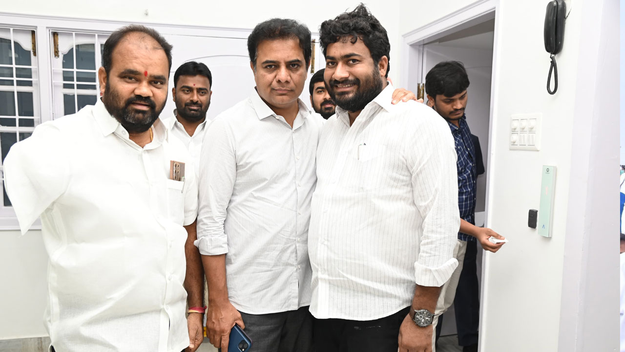 బీఆర్‌ఎస్‌ వర్కింగ్‌ ప్రెసిడెంట్‌ కేటీఆర్‌ను కలిసిన జిల్లా నాయకులు