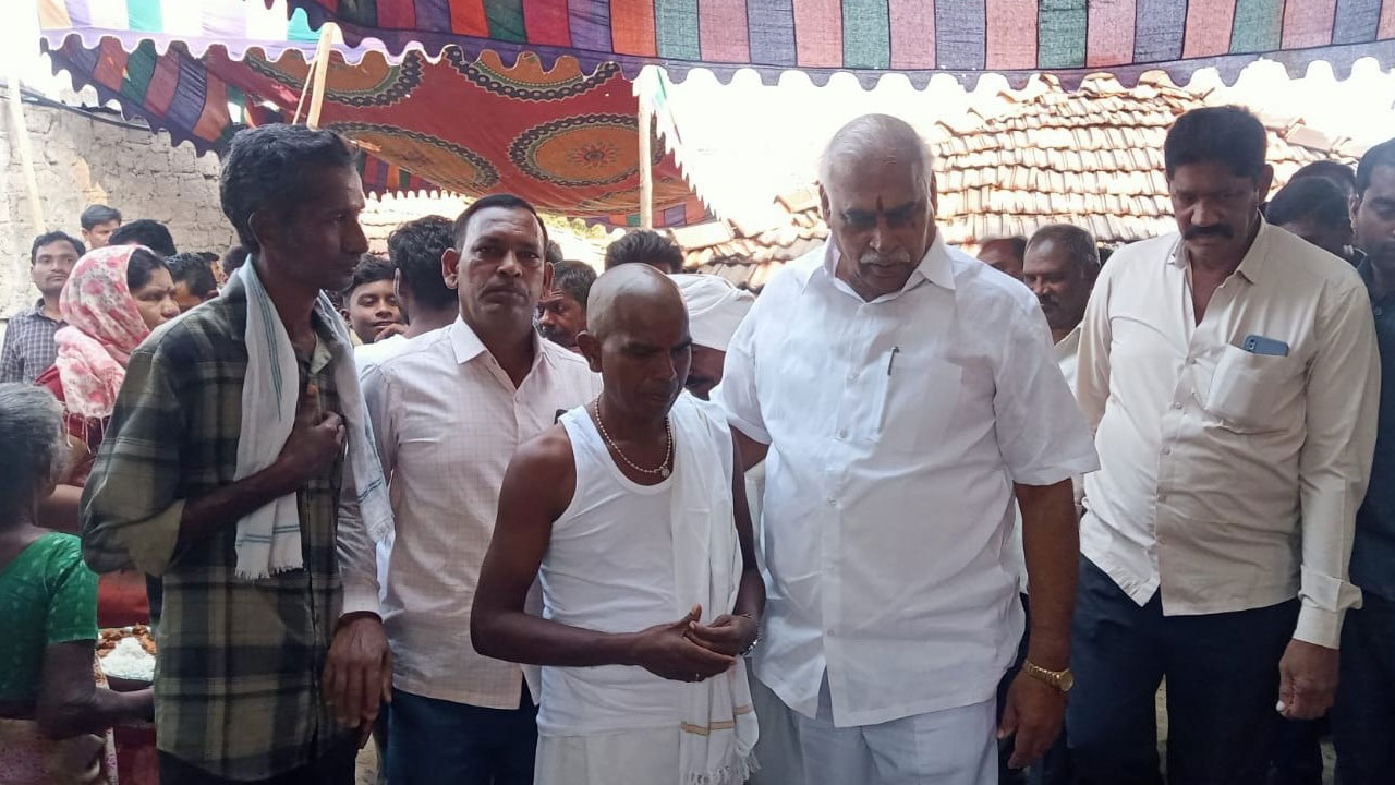 బీఆర్‌ఎస్‌ నాయకుడి కుటుంబానికి పరామర్శ