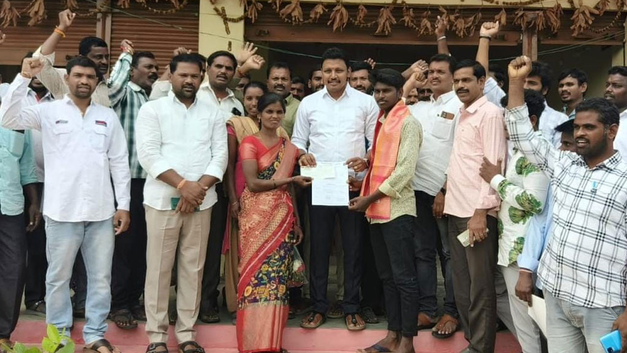 సీఎంఆర్‌ఎఫ్‌ చెక్కులు పంపిణీ