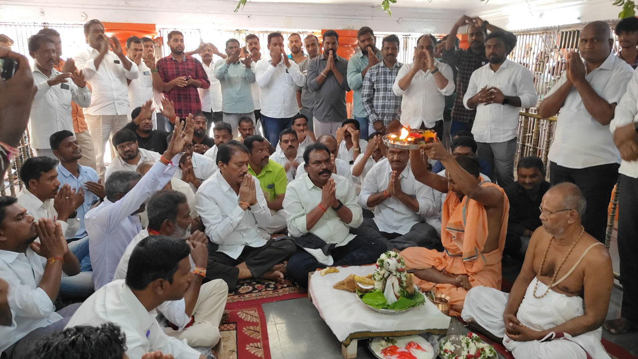 కేసీఆర్‌ త్వరగా కోలుకోవాలని..