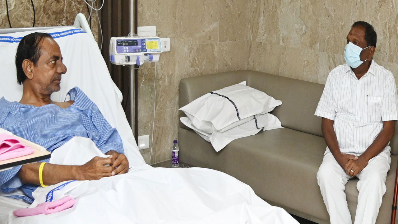 బీఆర్‌ఎస్‌ అధినేతకు పలువురి పరామర్శ