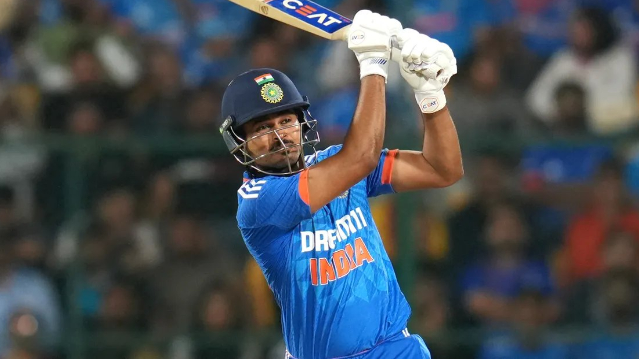 INDvsAUS T20I:   హాఫ్ సెంచ‌రీతో ఆదుకున్న అయ్య‌ర్.. ఆసీస్ ముందు స్వ‌ల్ప ల‌క్ష్యం