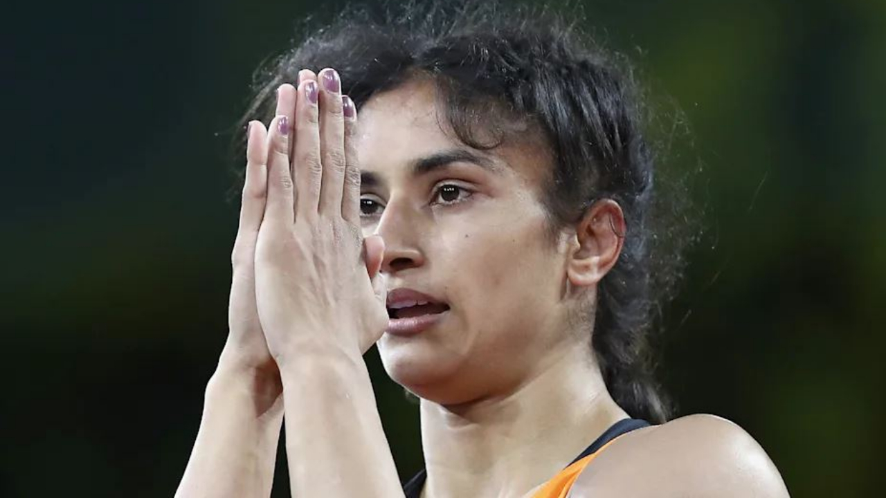 Vinesh Phogat: వినేశ్‌ ఫోగాట్‌ సంచలన నిర్ణయం.. ఆ రెండు అవార్డులూ వాపస్‌..