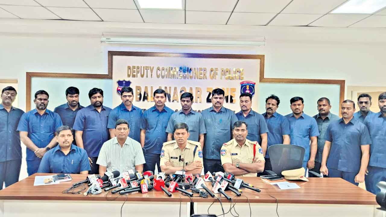 నర్సరీ మొక్కల మాటున.. గంజాయి తరలింపు