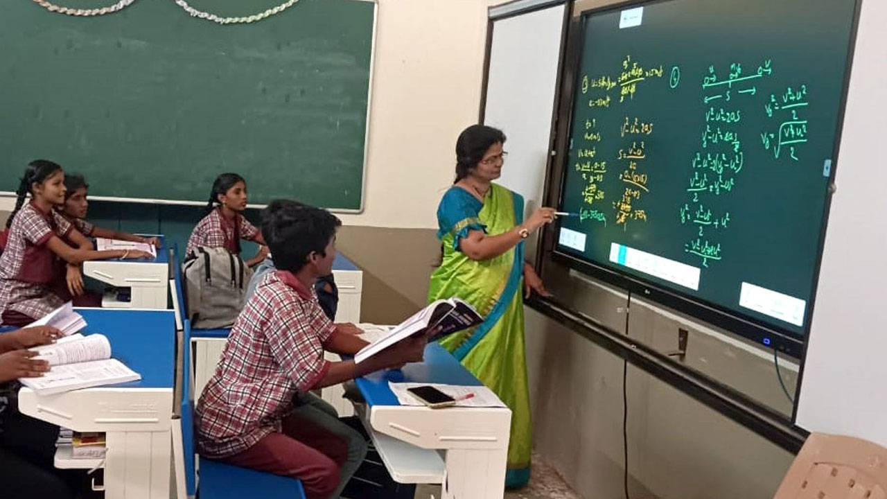 Digital Classroom | చూద్దాం.. విందాం.. నేర్చుకుందాం.. సర్కారు బడుల్లో డిజిటల్‌ బోధన