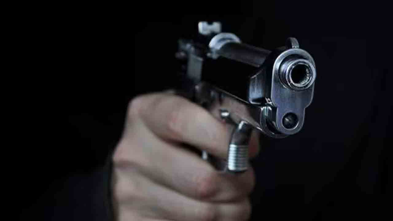 Fake Gold Biscuits | తుపాకీ గురి పెట్టి.. న‌కిలీ బంగారం బిస్క‌ట్ల విక్ర‌యం.. జార్ఖండ్‌లో ముగ్గురు మోస‌గాళ్లు అరెస్ట్‌