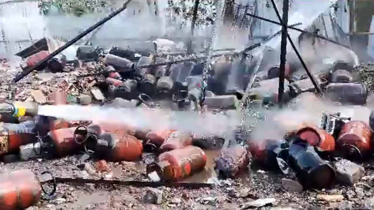 Cylinders explotion | అక్రమంగా వంద గ్యాస్‌ సిలిండర్‌ల నిలువ.. ఒక్కసారిగా పేలిన పది సిలిండర్‌లు.. Video