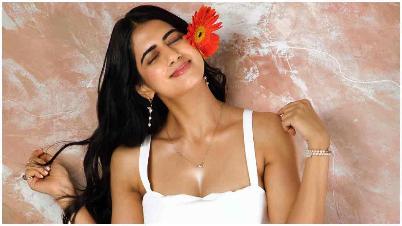 Gehna Sippy | పువ్వు చూపించి ఫిదా చేస్తున్న గెహ్నా సిప్పీ..