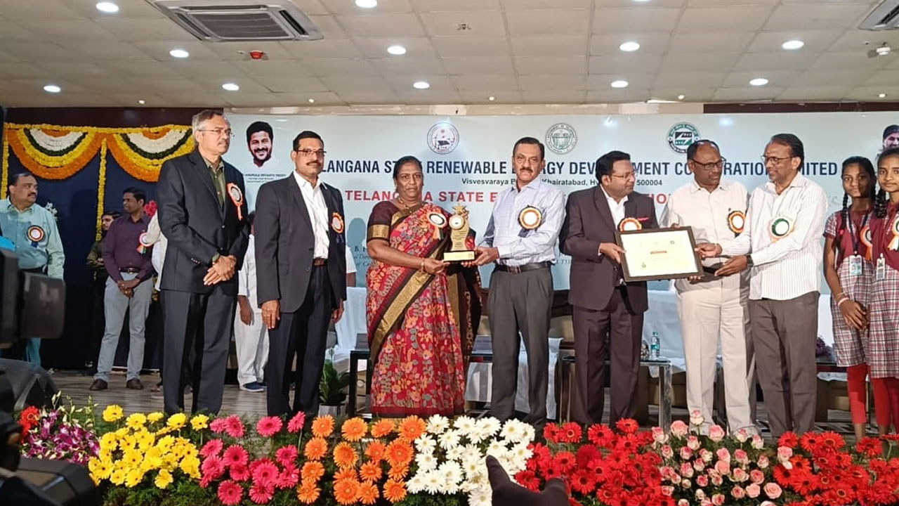 ఇల్లంతకుంట పాఠశాలకు గోల్డెన్‌ అవార్డు