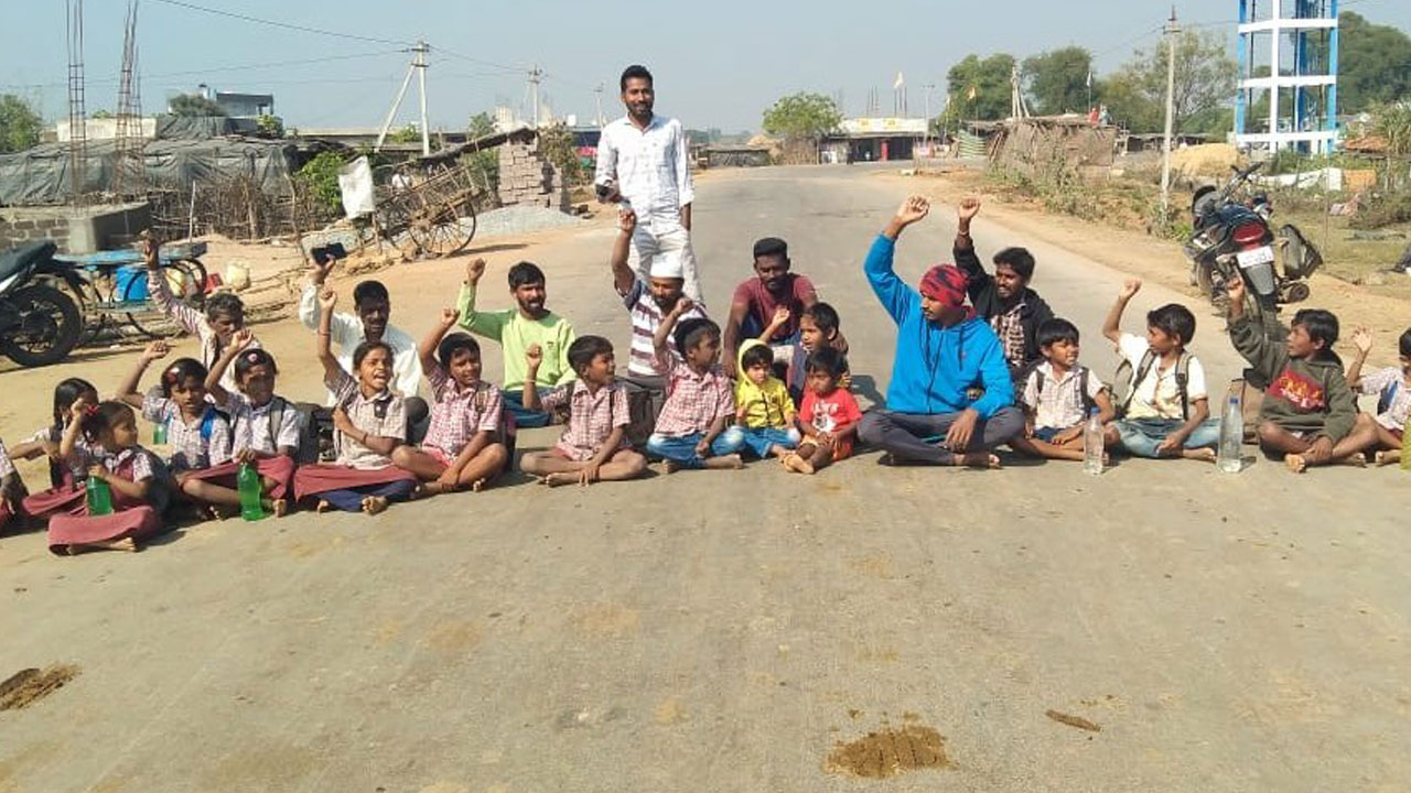 అద్దె చెల్లించలేదని ప్రభుత్వ పాఠశాలకు తాళం