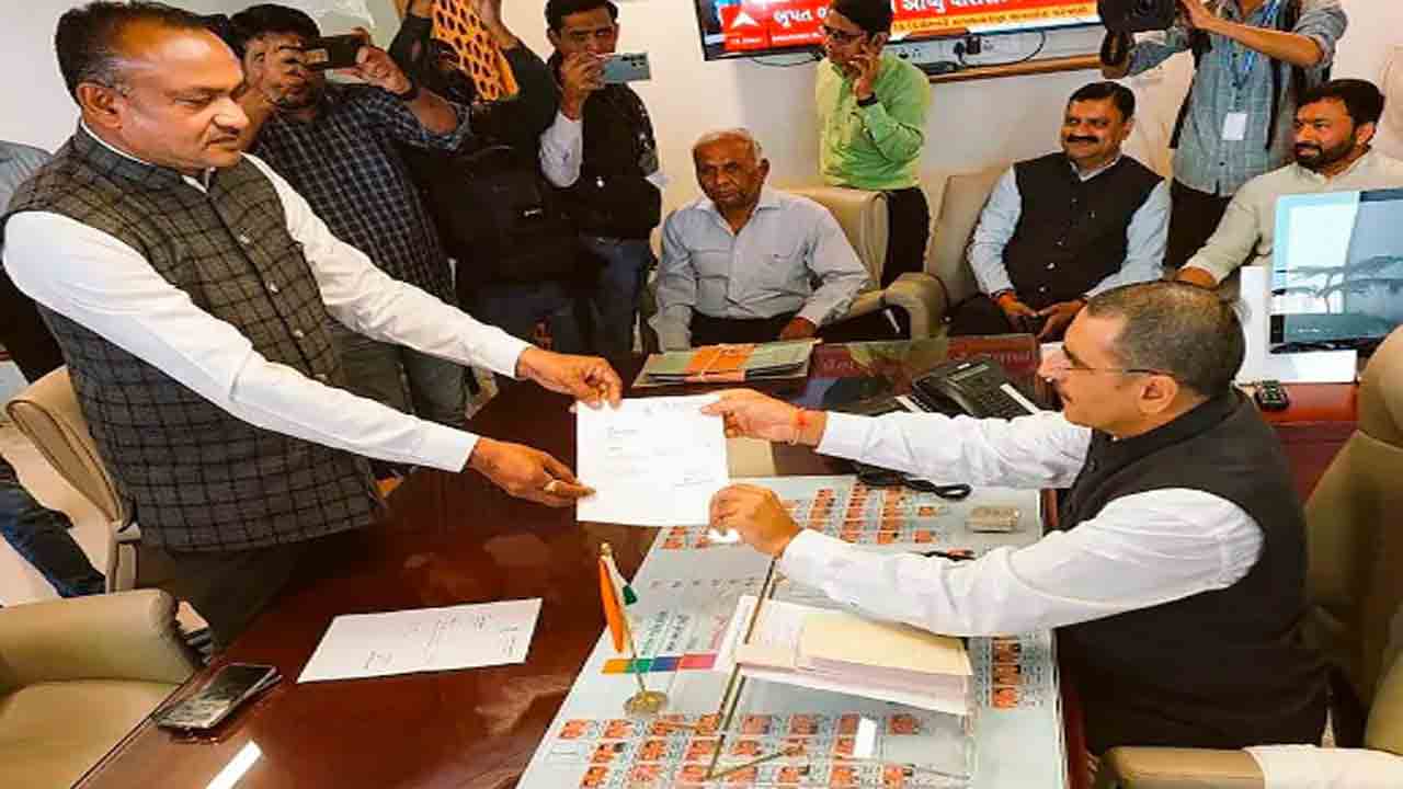 Gujarat AAP MLA Bhupendra Bhayani | గుజరాత్‌ ఆప్‌ ఎమ్మెల్యే భూపేంద్ర రాజీనామా.. బీజేపీలో   చేరుతానని వెల్లడి