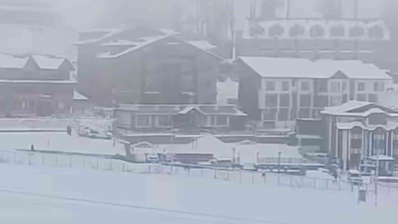 Gulmarg | గుల్మార్గ్‌పై మంచు దుప్పటి.. శీతల వాతావరణాన్ని ఆస్వాదిస్తున్న పర్యాటకులు