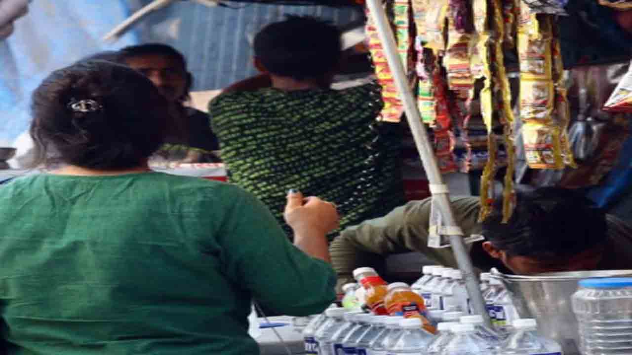 Gutkha | భార్య గుట్కా నమిలి, ఇల్లాంతా ఉమ్మి వేస్తోందని భర్త ఫిర్యాదు.. షాకైన పోలీసులు