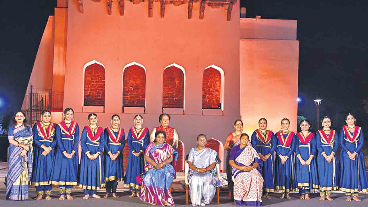 రాష్ట్రపతి నిలయంలో జెండా ప్రతిరూపం