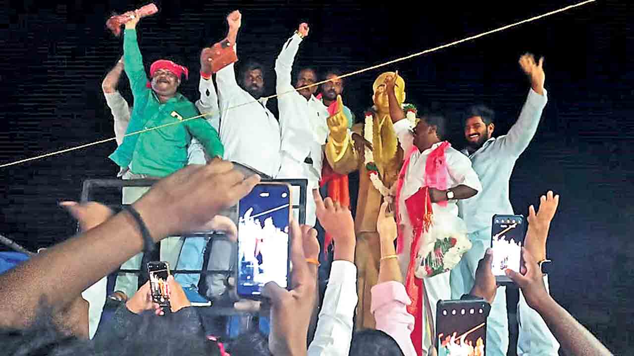 కాలె యాదయ్య గెలుపుతో సంబురాలు