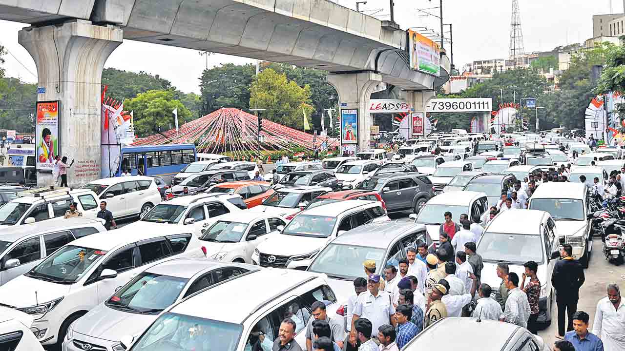 అట్టహాసంగా సీఎం ప్రమాణ స్వీకారం