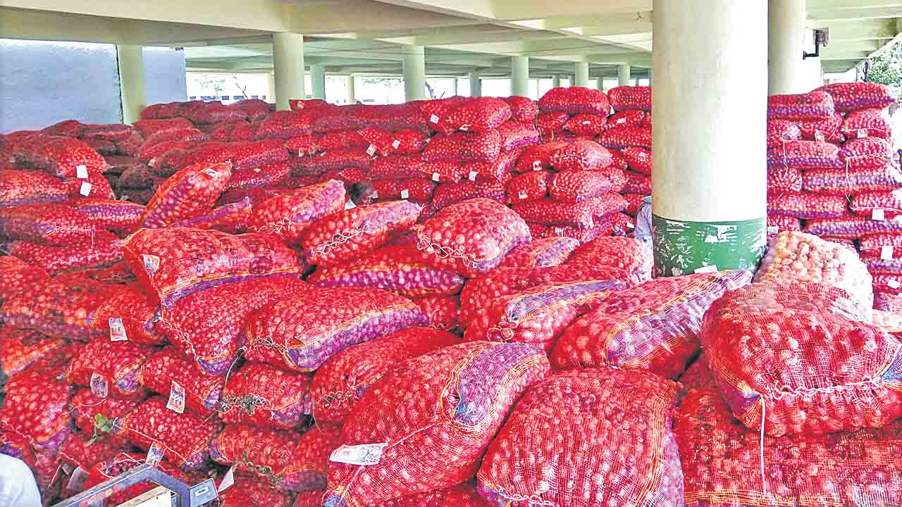 మలక్పేట మార్కెట్కు పోటెత్తిన ఉల్లిగడ్డ