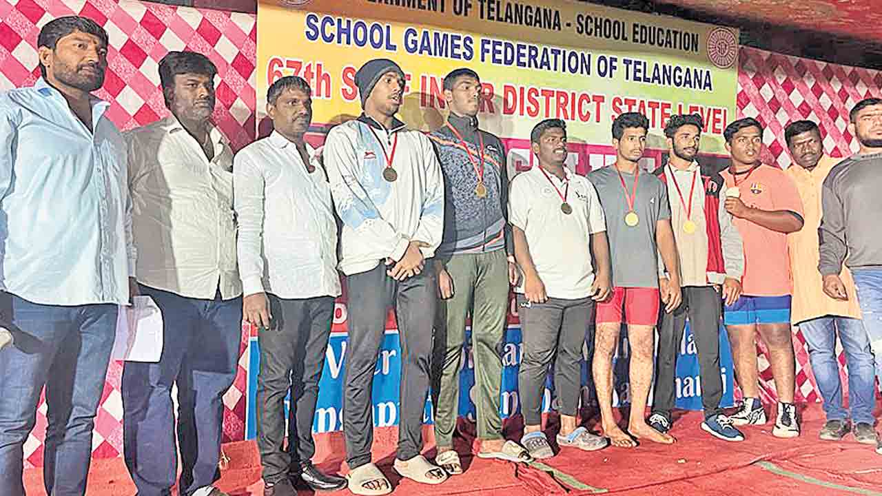 సత్తాచాటి..జాతీయ కుస్తీ పోటీలకు..