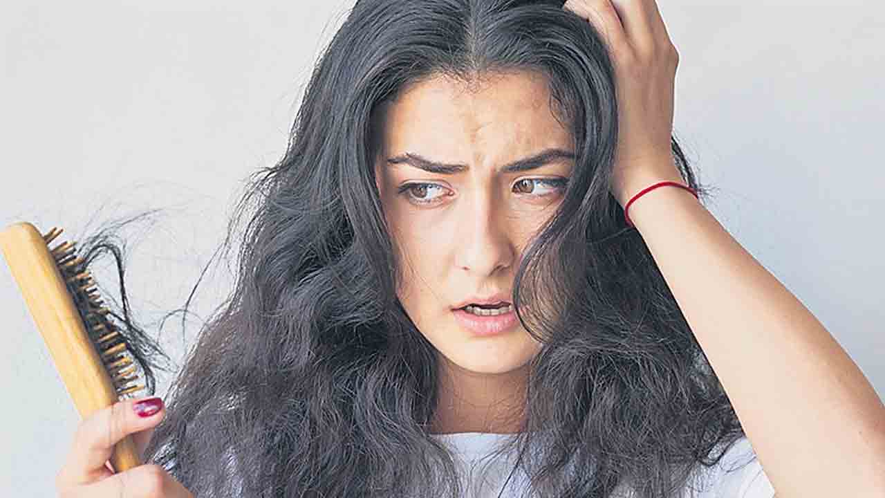 Hairfall | చలికాలంలో జుట్టు ఎక్కువగా రాలిపోతుందా? మీ ఫుడ్‌లో ఈ మార్పులు చేసి చూడండి!