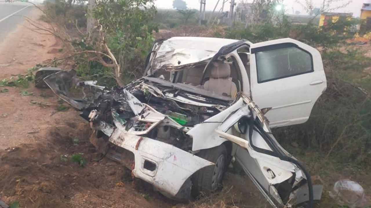 Accident | వేములవాడ వెళ్తుండగా కారును ఢీకొట్టిన లారీ.. నలుగురు దుర్మరణం