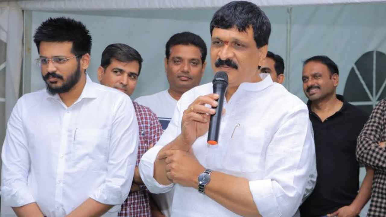 Telangana Assembly Elections | మల్కాజిగిరి, మెదక్‌లో వెనుకంజలో తండ్రీ కొడుకులు