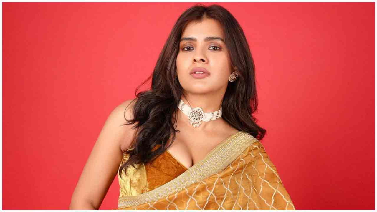 Hebah Patel | చీరకట్టులో కైపెక్కిస్తున్న హెబ్బా పటేల్..