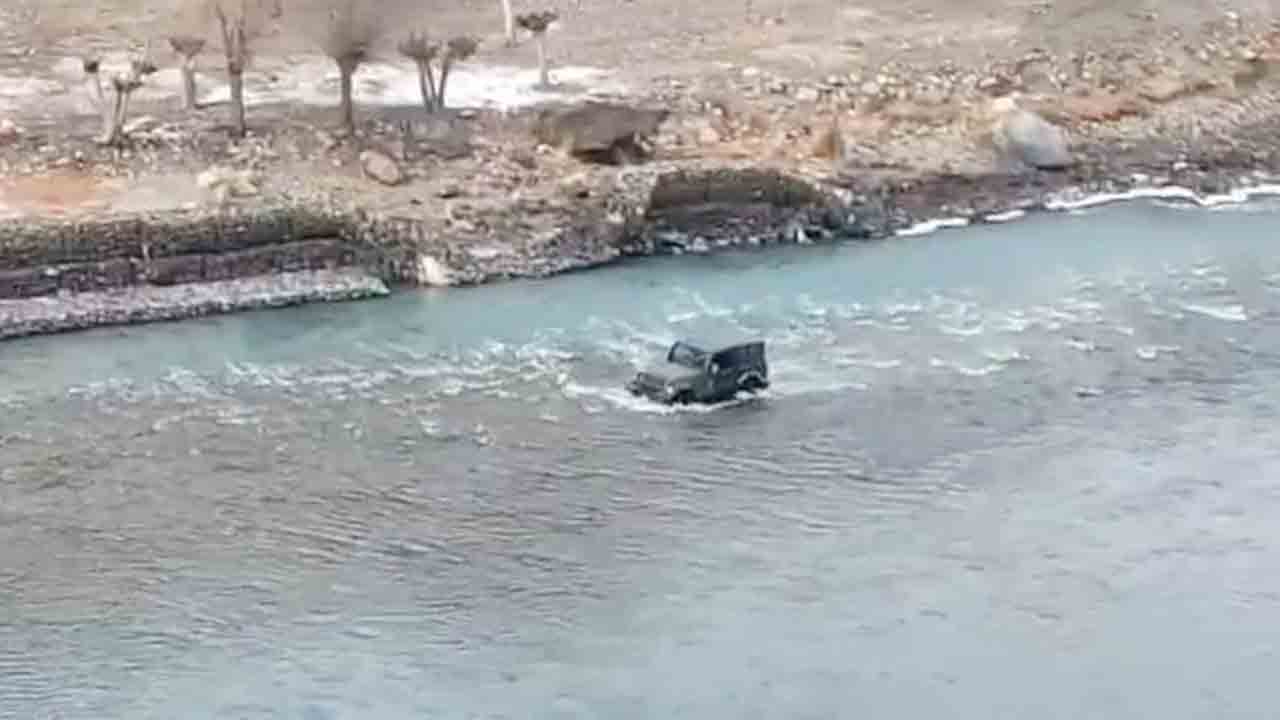 Himachal | హిమాచల్‌కు పోటెత్తుతున్న పర్యాటకులు.. ట్రాఫిక్‌ను తప్పించుకునేందుకు నదిలో కారు నడిపిన వ్యక్తి