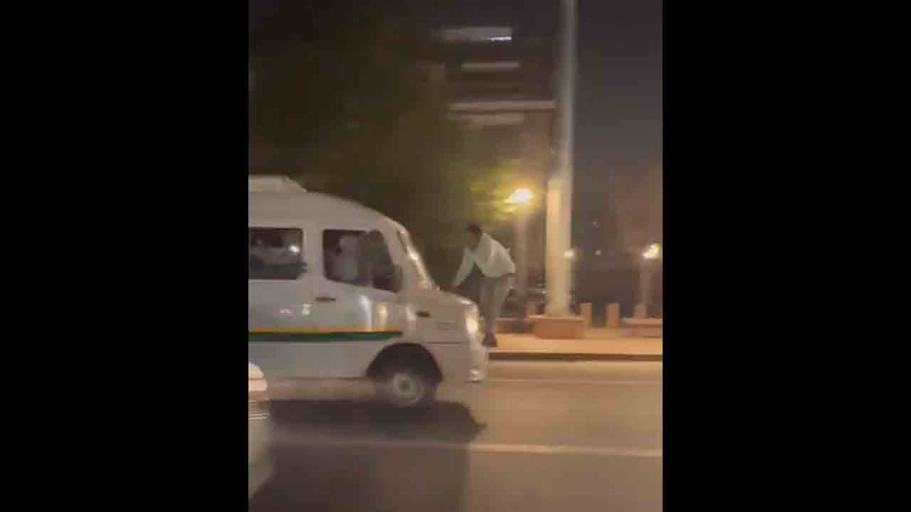 Viral Video | వేగంగా మీదికొచ్చిన మినీ బస్‌‌.. భయంతో బానెట్‌పైకి ఎక్కిన వ్యక్తి.. డ్రైవర్‌ ఏంచేశాడంటే..!