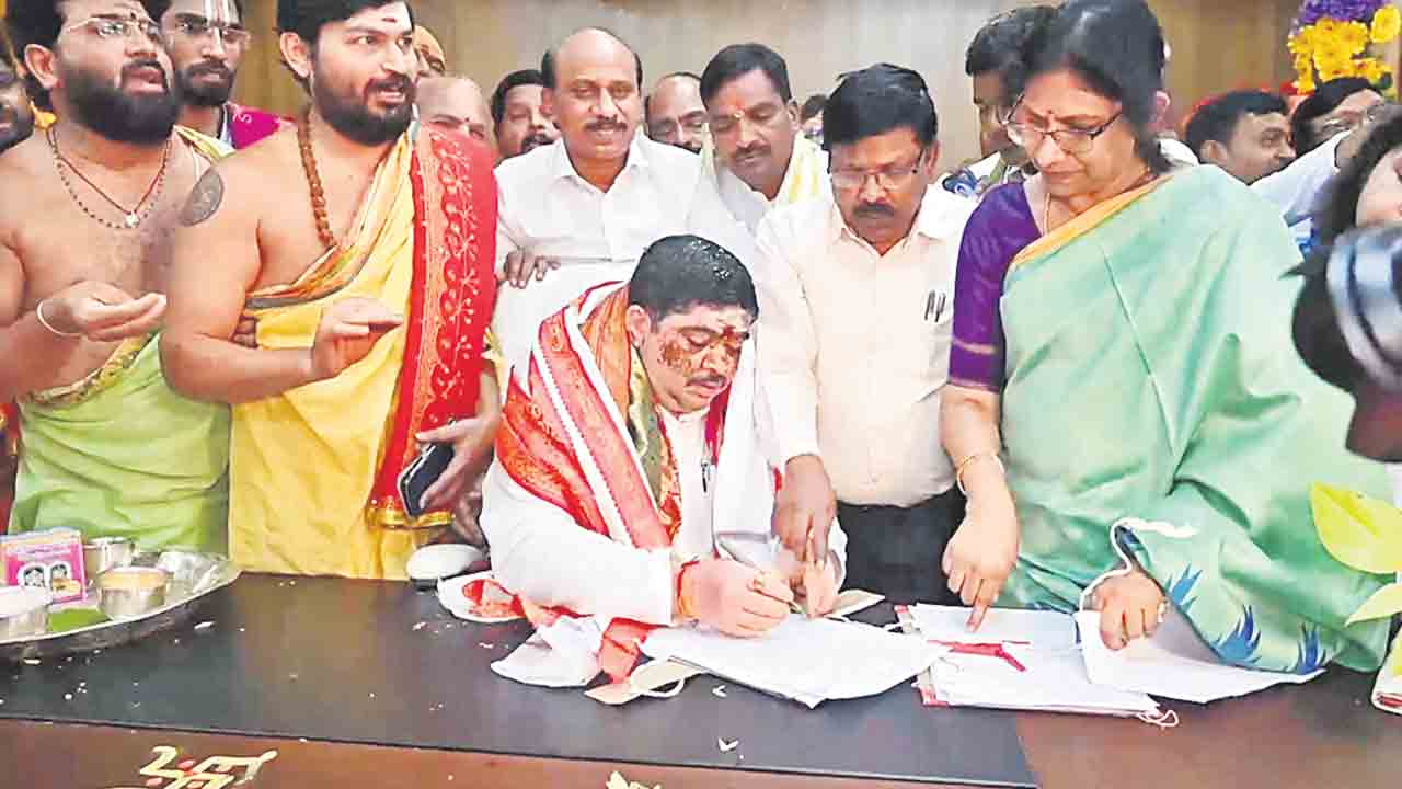 మంత్రిగా బాధ్యతలు స్వీకరించిన పొన్నం