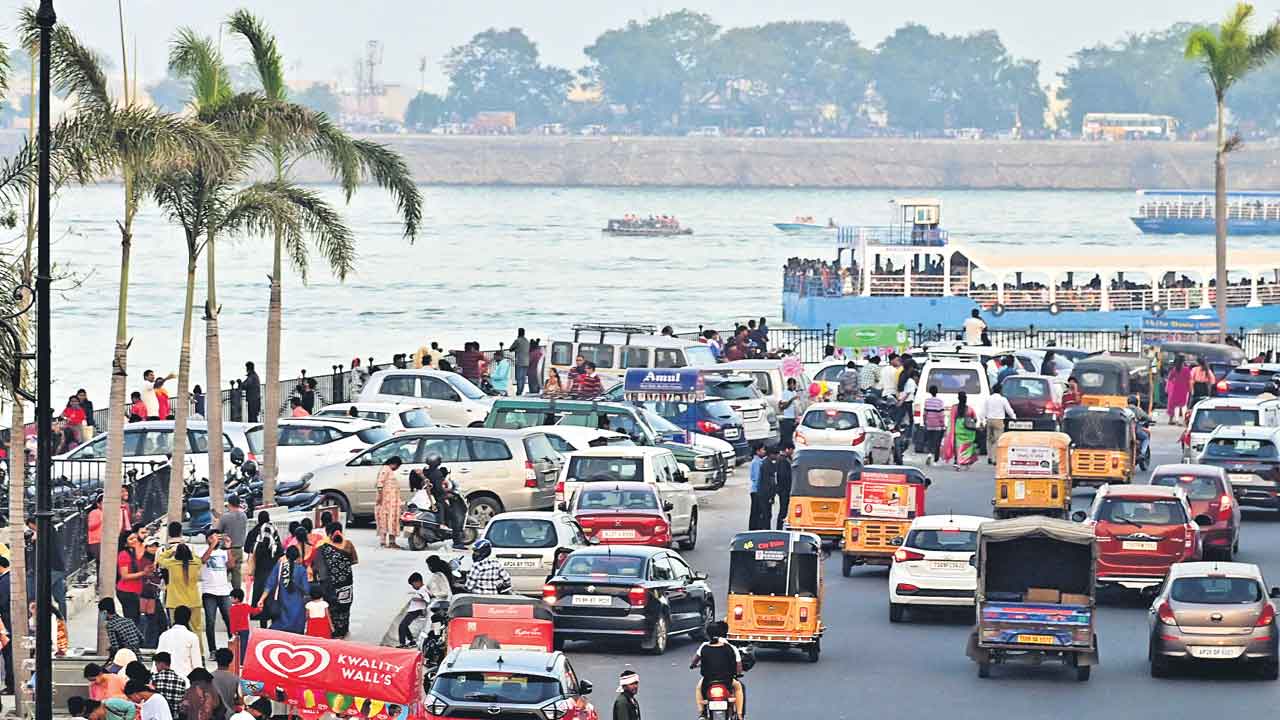 సాగరతీరంలో పర్యాటకుల సందడి