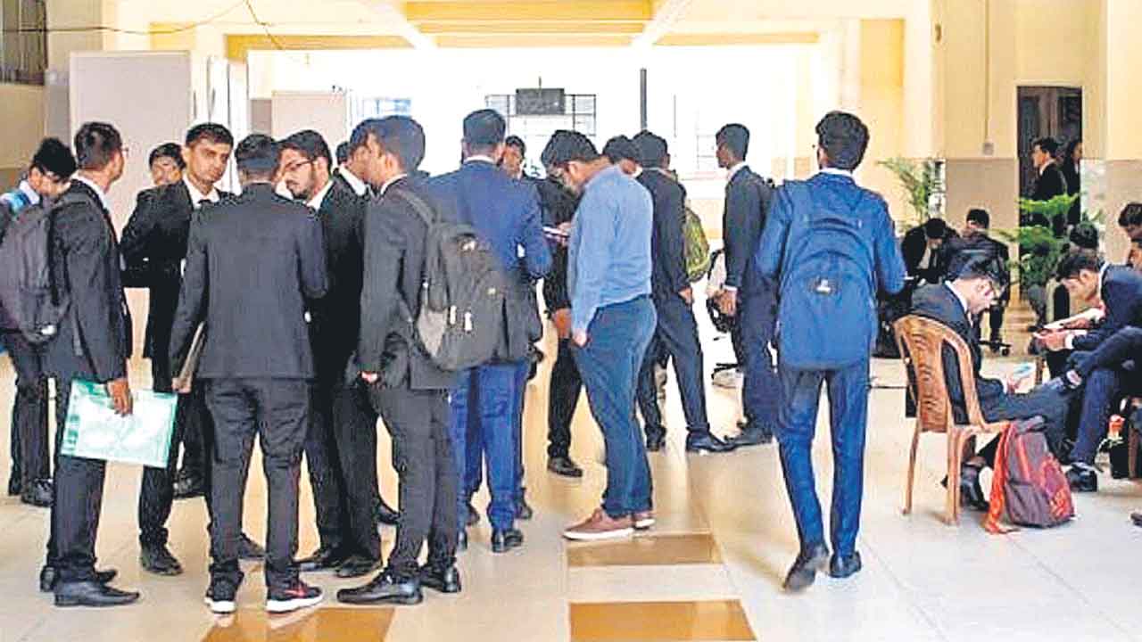 IIT | ఐఐటీ విద్యార్థులకు కొత్త చిక్కు.. దారుణంగా పడిపోతున్న క్యాంపస్‌ ప్లేస్‌మెంట్స్‌