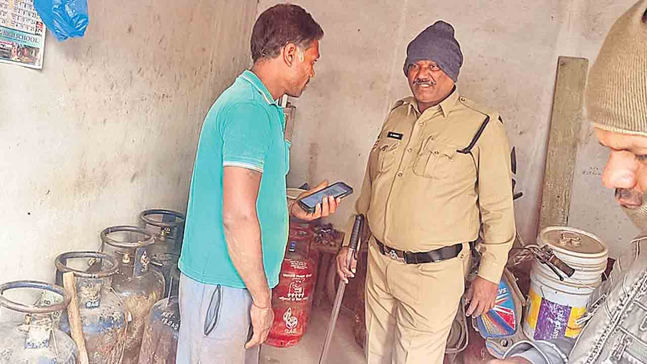 గ్యాస్‌ అక్రమ రీఫిల్లింగ్‌ కేంద్రాల్లో పోలీసుల దాడులు