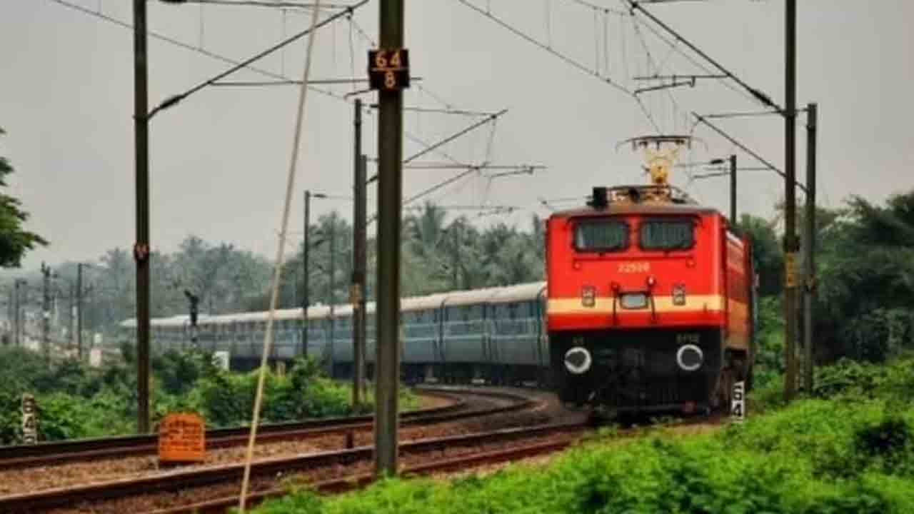 IRCTC | రైళ్లలో ఆహారంపై అధిక ధర వసూలు.. మహిళా ప్రయాణికురాలు ఫిర్యాదు.. స్పందించిన ఐఆర్‌సీటీసీ