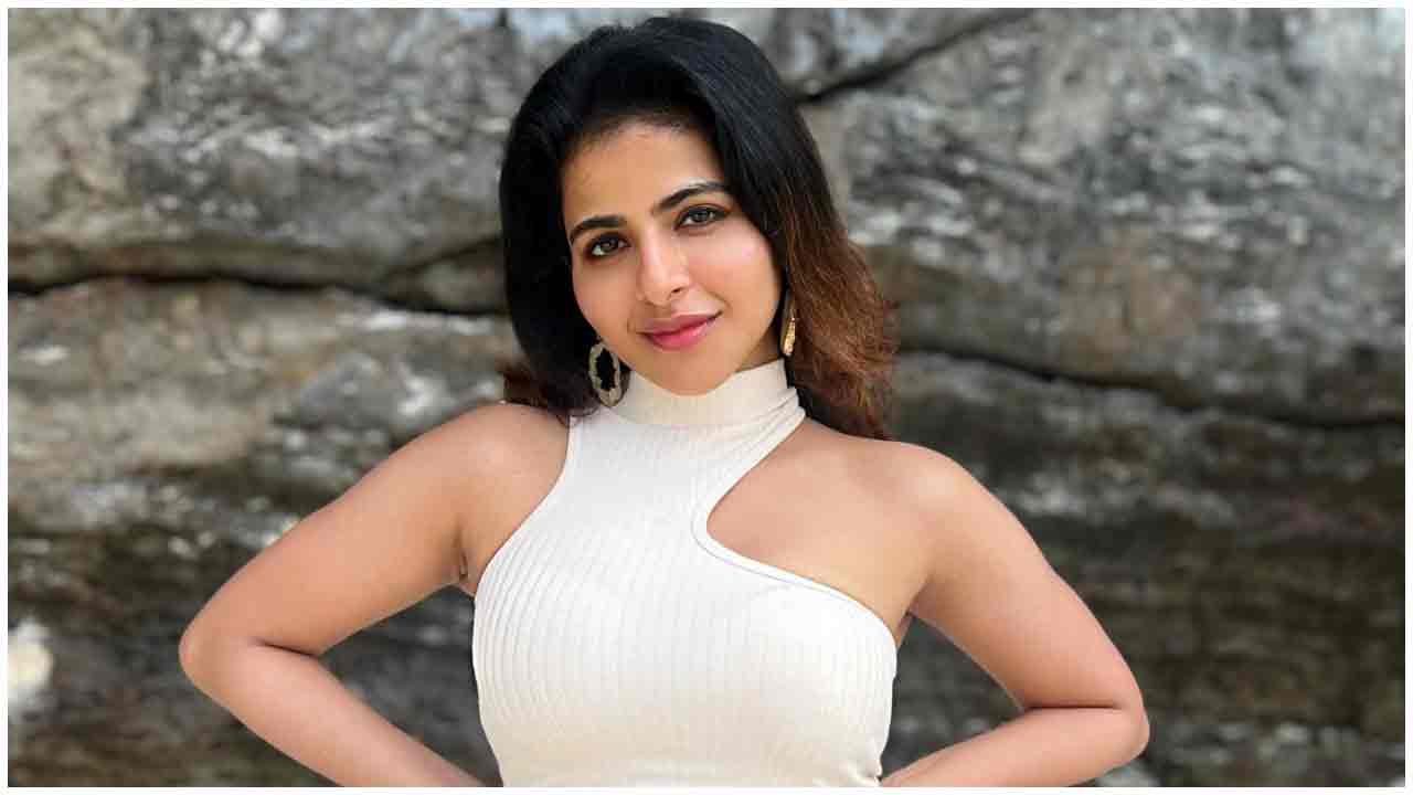 Iswarya Menon | చూపులతో గుచ్చేస్తున్న ఐశ్వర్యా మీనన్..