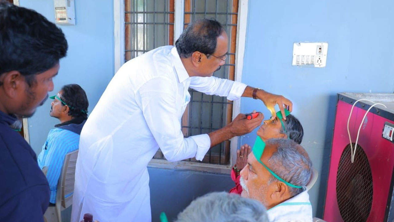 ప్రజా వైద్యుడు.. సేవాతత్పరుడు