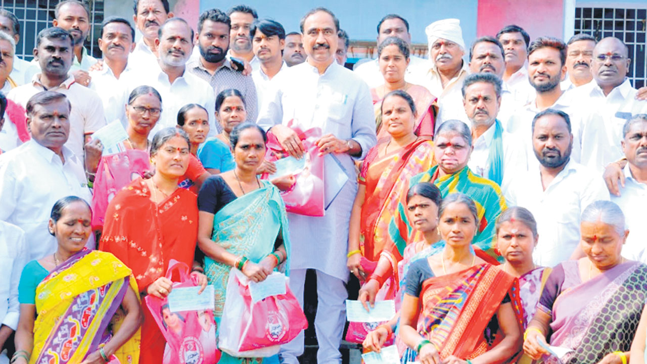 ఆరు గ్యారెంటీలను అమలు చేయాలి