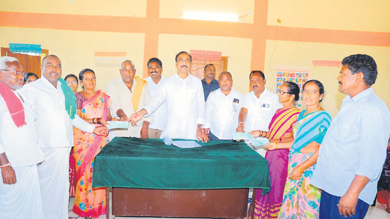 మ్యానిఫెస్టోను అమలు చేయాలి