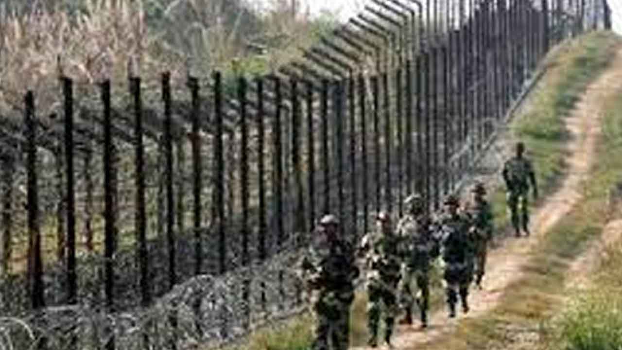 కశ్మీర్‌ సరిహద్దుల్లో 300 మంది ఉగ్ర వాదులు!