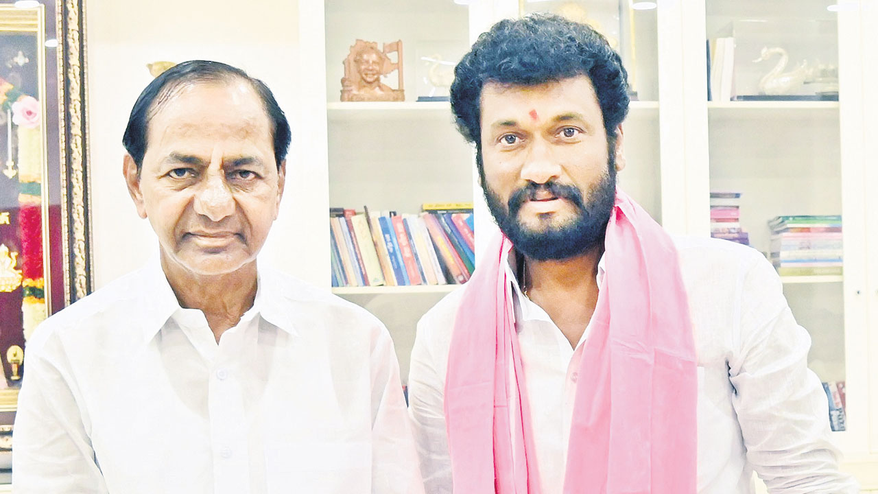 కేసీఆర్‌ను కలిసిన అనిల్‌ జాదవ్‌