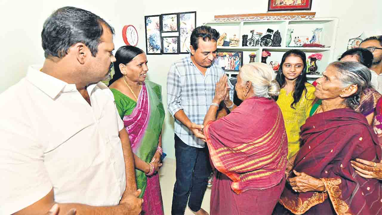 బతుకమ్మ చీరల ఉత్పత్తి కొనసాగేలా చేస్తా