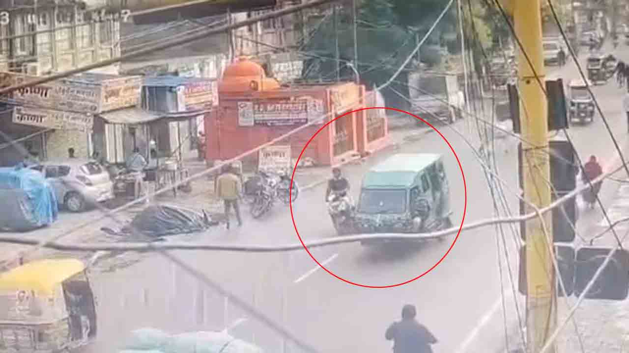 Kanpur | ఆటోను క్రాస్‌ చేస్తూ రోడ్డుపై పడిపోయిన యువకుడు.. స్పాట్‌ డెడ్‌.. షాకింగ్‌ వీడియో