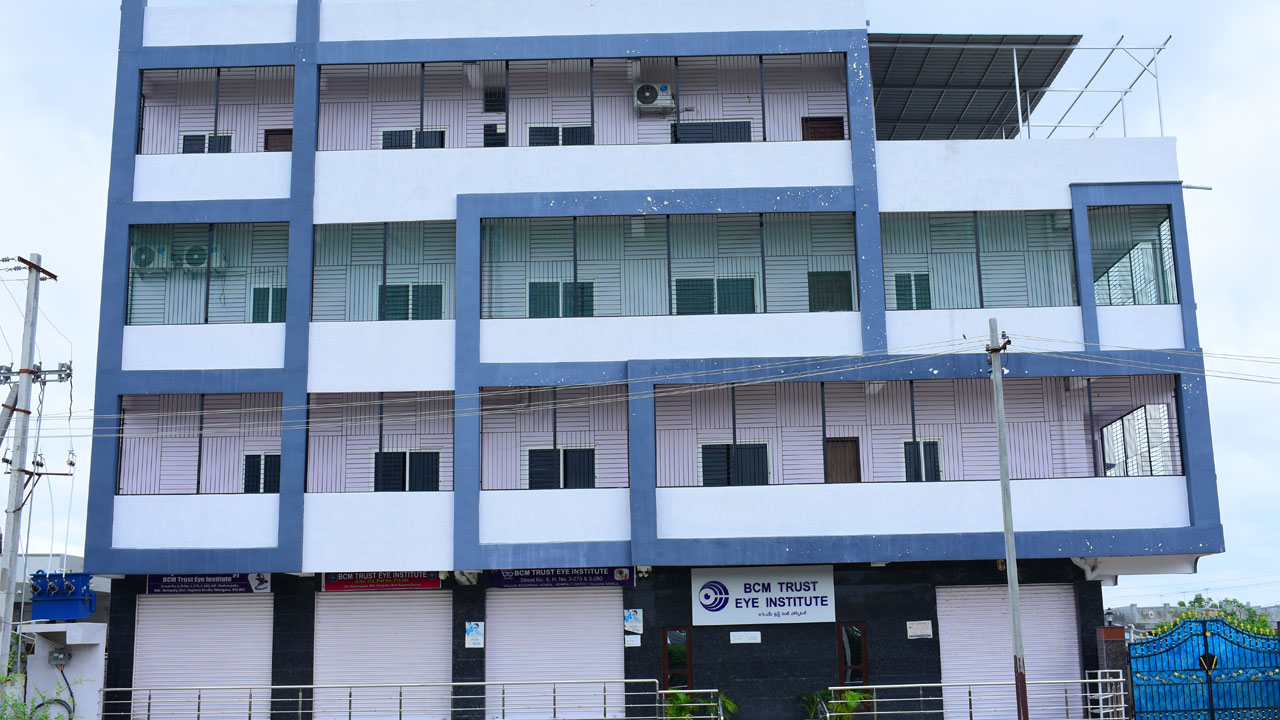 పేదల నేస్తం.. ఉచిత నేత్ర వైద్యం