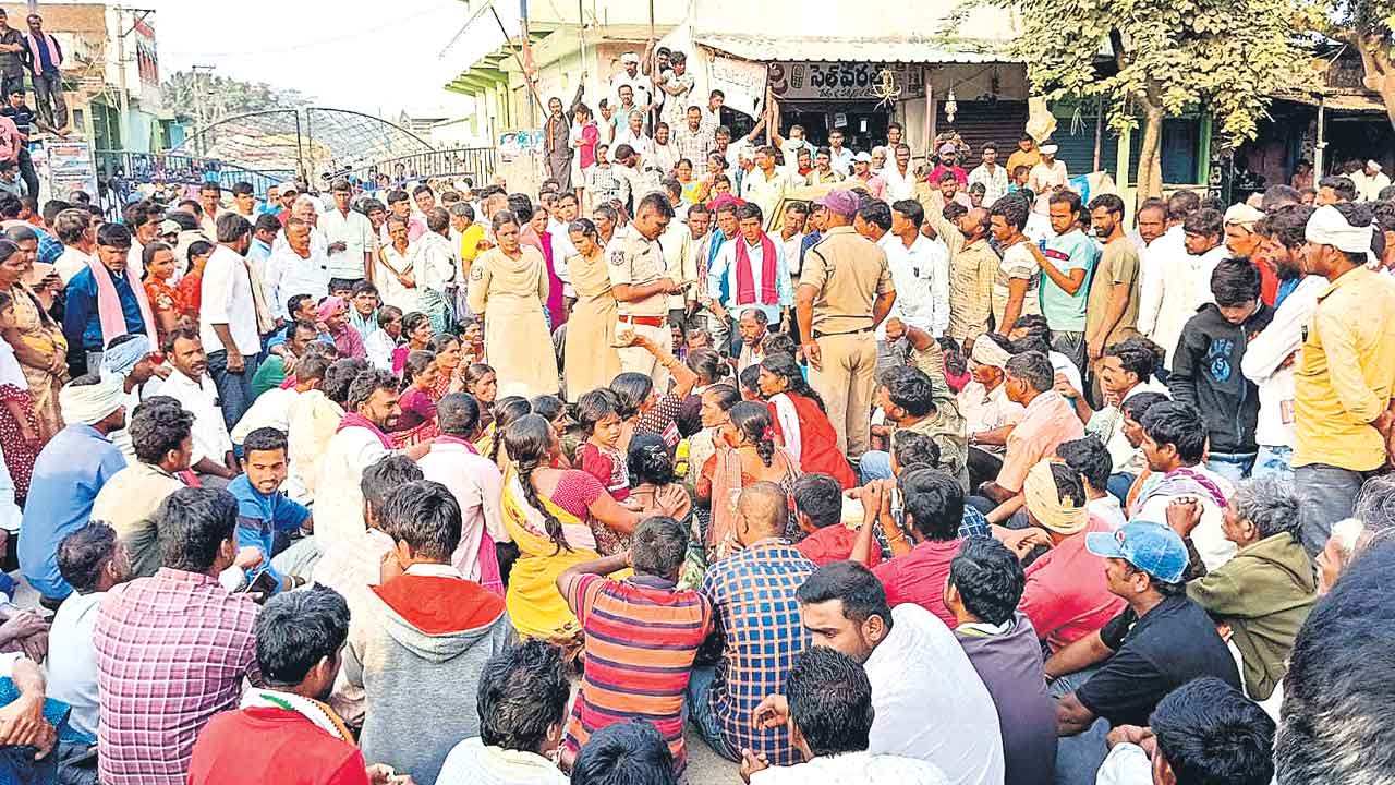 Paddy Procurement | ధాన్యానికి ధర దక్కదాయె!.. కొనుగోలు కేంద్రాల్లేక ప్రైవేటుకు రైతులు