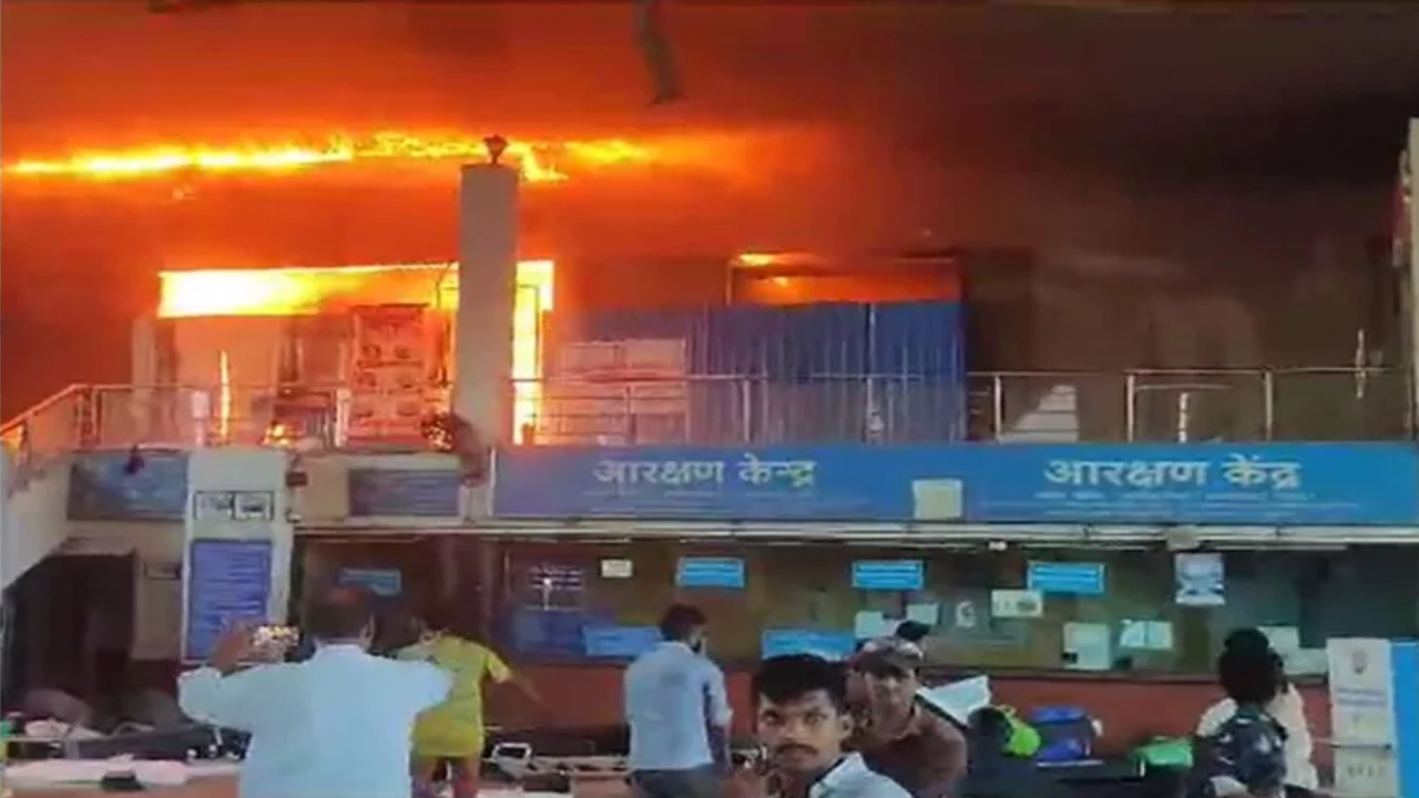 Fire Accident | ఎల్‌టీటీ రైల్వేస్టేషన్‌లో అగ్ని ప్రమాదం