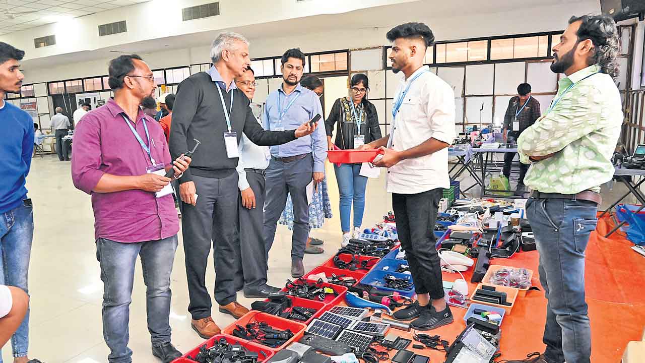 తొలి సామాజిక మాధ్యమం అమెచ్యూర్‌