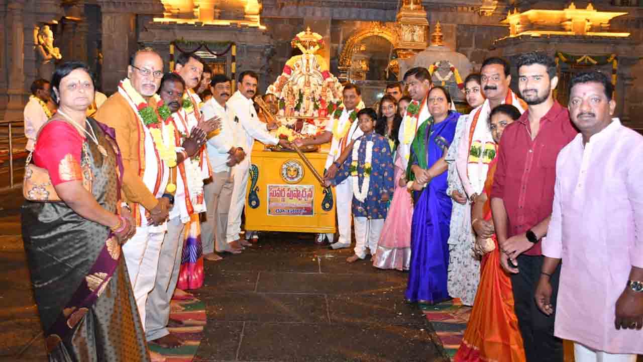 Yadagiri Gutta | లక్ష్మీనృసింహ స్వామికి బంగారు చెడీలు, వెండి కలశాల బహూకరణ