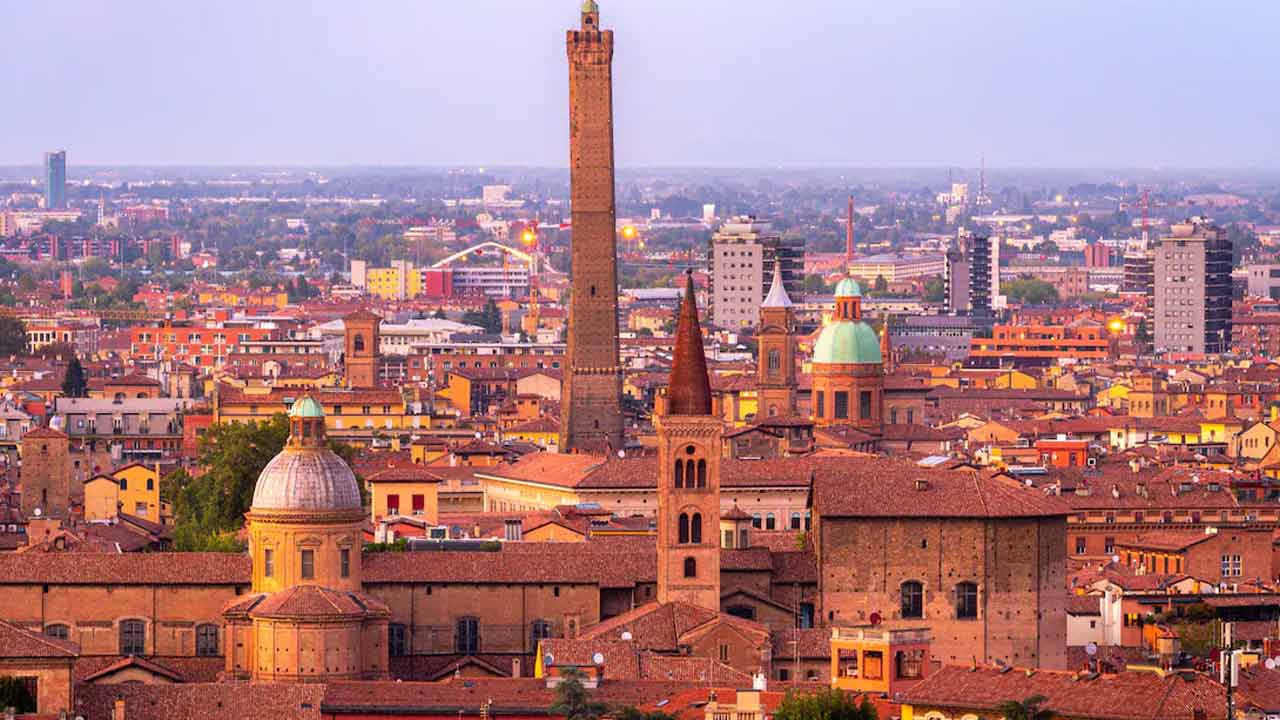 Garisenda Tower: కూలే ప్ర‌మాదంలో లీనింగ్ ట‌వ‌ర్ .. ఇట‌లీ ప‌ట్ట‌ణంలో హై అల‌ర్ట్‌