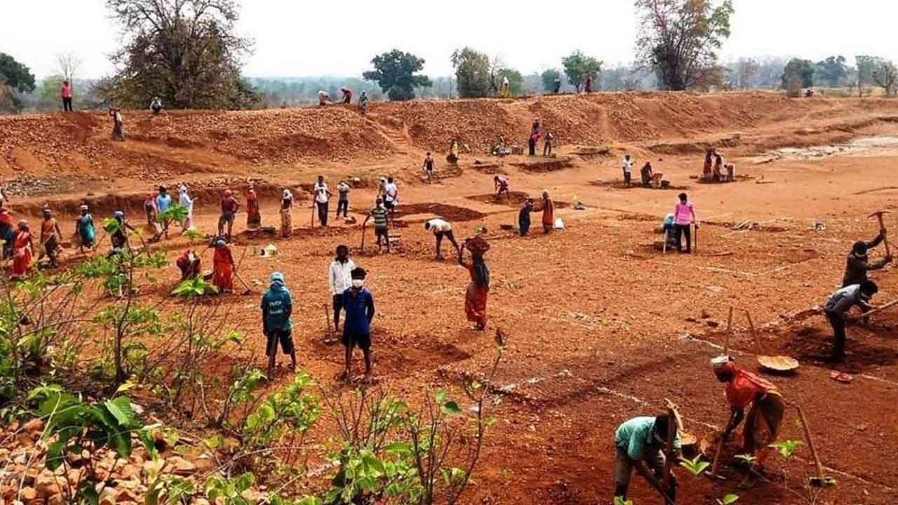 NREGS Job Cards | వారికి ఆత్మీయ భరోసా అందేనా.?..జిల్లాలో పెరుగుతున్న ఉపాధి కూలీలు