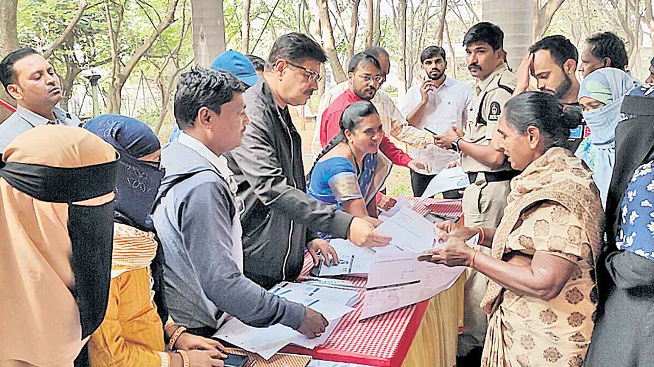 అయోమయం.. గందరగోళం..